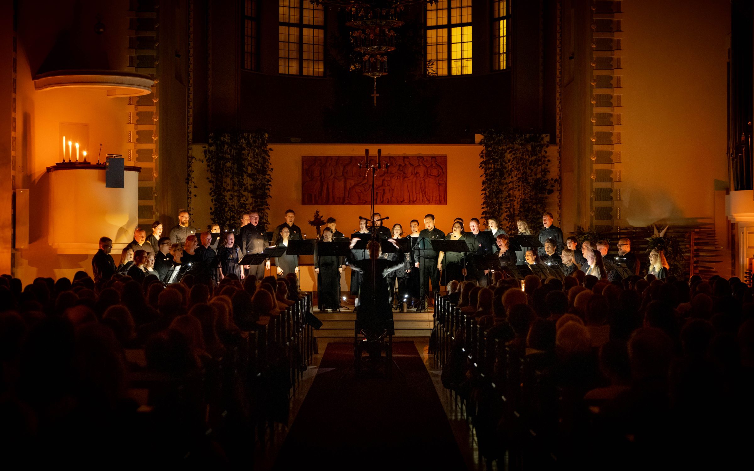 Värinä laulaa Rauhaa-konsertissa pimeässä Kallion kirkossa. (Kuvaaja: Tuomas Tenkanen) Värinä laulaa Rauhaa-konsertissa pimeässä Kallion kirkossa. (Kuvaaja: Tuomas Tenkanen)
